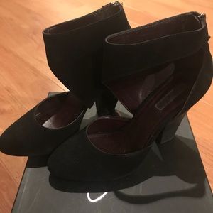 Report Signature Asymmetrical Block Heel